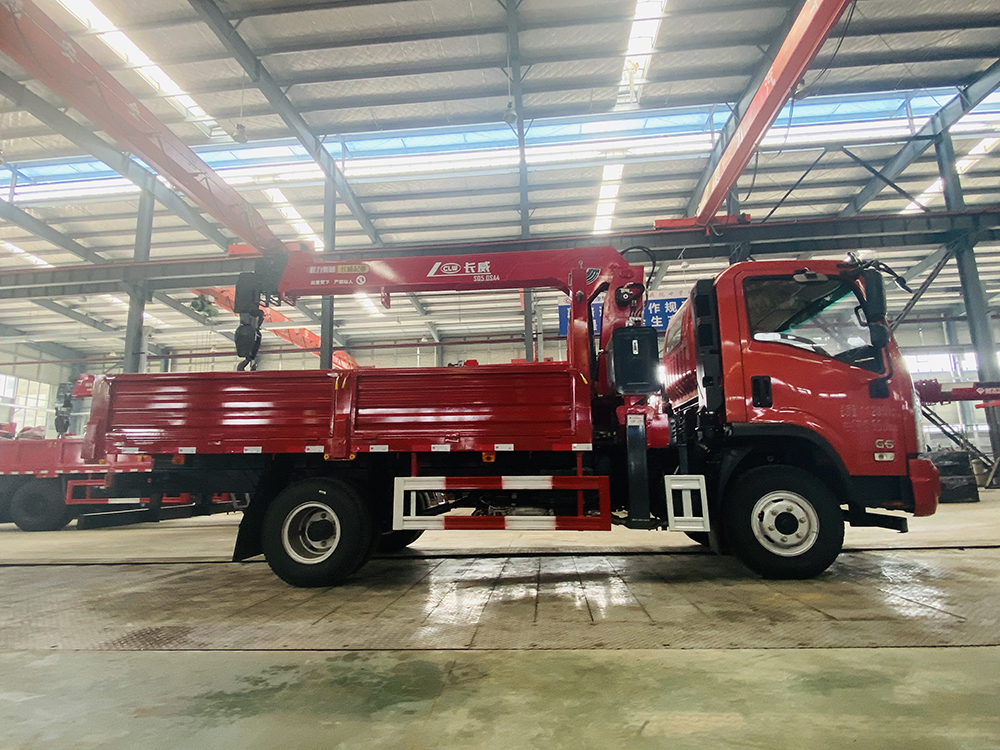 國(guó)六大運(yùn)小黃牌單橋長(zhǎng)威5噸四節(jié)直臂吊機(jī)隨車吊